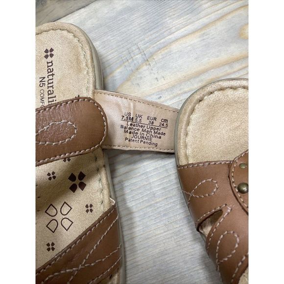 Nwob US7.5M Naturalizer N5 Comfort Flat Leather Gold Tan Sandals NEW Slip on - Picture 9 of 9